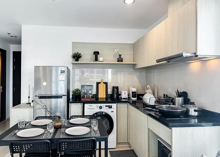 Contemporary High-rise 2br - Ultra Fast Wifi - Sathorn Apartment